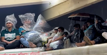 বৃষ্টি উপেক্ষা করে ট্রেনের ছাদে ঝুঁকি নিয়ে মানুষের ঈদযাত্রা