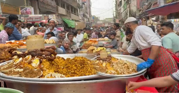 স্বাদ আর সুবাসে রাজধানীর ইফতারের প্রাণকেন্দ্র চকবাজার