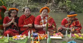 নাচে-গানে হারি বৈসু ও বিঝুতে মেতেছে পাহাড়
