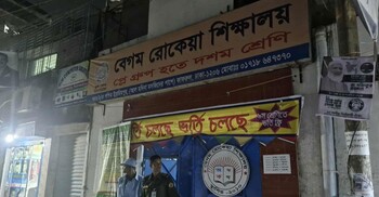 রাতে ভোটকেন্দ্রের সামনে উৎসুক জনতা, পাহারায় দলীয় নেতাকর্মীরাও