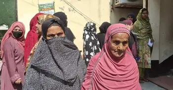 মেয়ের হাত ধরে ভোট দিলেন সত্তোর্ধ্ব রাবেয়া, প্রত্যাশা দেশের ভালো