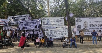 গুলশান কার্যালয়ের সামনে কেউ দাঁড়িয়ে ফুল হাতে, কেউবা তুলছেন ছবি