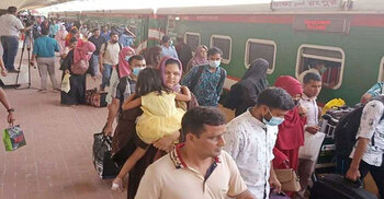 ভোটের টানে গ্রামের পথে ছুটছে মানুষ