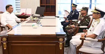 প্রধানমন্ত্রীর সঙ্গে তিন বাহিনী প্রধানের সাক্ষাৎ