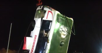 নদী থেকে তোলা হচ্ছে বাসটি