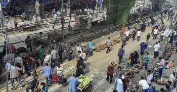 উচ্ছেদের সপ্তাহ না পেরুতেই আবার দখল গুলিস্তানে কার ছত্রছায়ায় হকার রাজত্ব