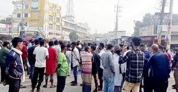 সিরাজগঞ্জে ট্রাক শ্রমিকদের সড়ক অবরোধ