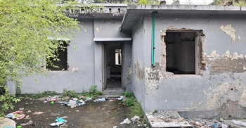 বদলির পর সরকারি কোয়ার্টারের দরজা-জানালা খুলে নিলেন প্রকৌশলী