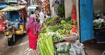 সবজির বাজারে বৃষ্টির বাগড়া, বেগুন-কাঁকরোলের দামে সেঞ্চুরি 