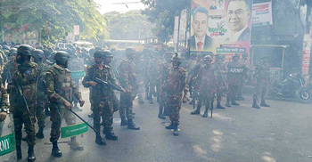 ৩২ নম্বরে টিয়ারগ্যাস-সাউন্ড গ্রেনেড, তিন দিক থেকে ছাত্রদের মিছিল