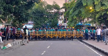 ধানমন্ডি ৩২-এ প্রবেশপথ বন্ধ, উৎসুক জনতাকে ফিরিয়ে দিচ্ছে পুলিশ