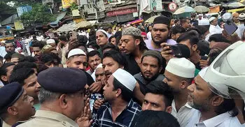 রাস্তায় জুমার নামাজ আদায় নিয়ে কলকাতায় উত্তেজনা