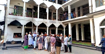 ভোটগ্রহণ শুরুর আগেই কেন্দ্রে দীর্ঘ লাইন