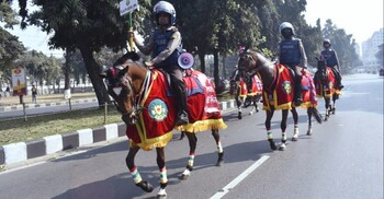 ঘোড়ায় চড়ে টহল দিচ্ছে ডিএমপির অশ্বারোহী দল