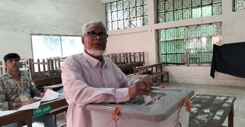 অস্ট্রেলিয়া থেকে পুরান ঢাকায়, সকালেই হাজির ভোটকেন্দ্রে