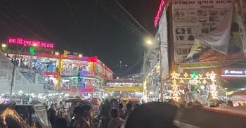 ঈদকে ঘিরে মধ্যরাতেও জমজমাট নিউমার্কেটের কেনাকাটা