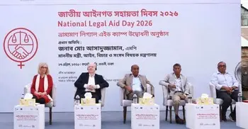 কড়াইল বস্তিতে ভ্রাম্যমাণ আইনি সেবা ক্যাম্প, পরামর্শ দিলেন আইনমন্ত্রী