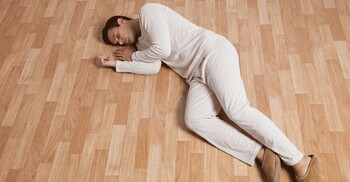 মেঝেতে ঘুমানোর অভ্যাস, শরীরের জন্য ভালো নাকি ক্ষতিকর?