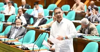 ড্রেন পরিষ্কারের পর প্লাস্টিকের বোতল-ময়লা ফেললে জলাবদ্ধতা কমবে না