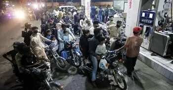 পাকিস্তানে ‘তেল সংকটের’ আশঙ্কায় পাম্পগুলোতে দীর্ঘ লাইন