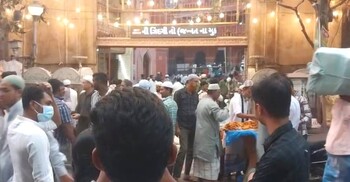 রমজানের প্রথম জুমায় মসজিদগুলোতে উপচেপড়া ভিড়