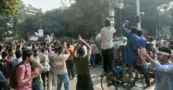 Students of 7 colleges block Shikkha Bhabon road demanding ordinance