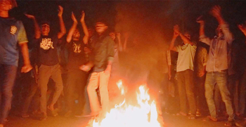 ৮ দাবিতে ফেনী পলিটেকনিক শিক্ষার্থীদের টায়ার জ্বালিয়ে সড়ক অবরোধ