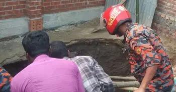 মাটি ধসে ৩০ ফুট গভীরে চাপা পড়েন শ্রমিক, উদ্ধার করলো পুলিশ