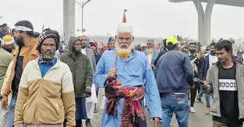 প্রিয় নেতাকে একনজর দেখতে পায়ে হেঁটে এসেছেন বয়োবৃদ্ধরাও