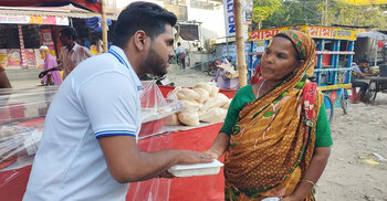 সুবিধাবঞ্চিতদের প্রতিদিন ইফতার দিচ্ছে শিশুদের জন্য ফাউন্ডেশন