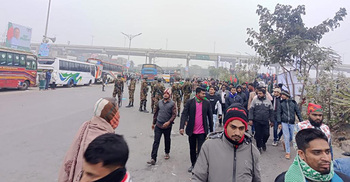 পার্কিং গাড়ি সরিয়ে নেতাকর্মীদের সড়ক ফাঁকা করে দিচ্ছে সেনাবাহিনী