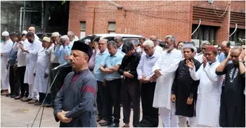 ছোটভাই পড়ালেন জানাজা, শহীদ মিনারে নেয়া হচ্ছে আতাউর রহমানের মরদেহ