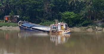 ভৈরব নদে ৬৮৫ মেট্রিক টন কয়লাসহ কার্গোডুবি