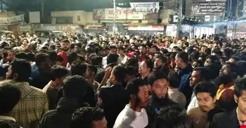 রিটার্নিং কর্মকর্তার কার্যালয়ের সামনে মির্জা আব্বাসের নেতাকর্মীদের ভিড়