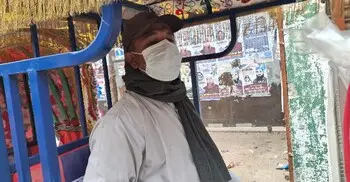 ‘অভাব বাড়ি যেতে দেয়নি, ঈদের দিনও রাস্তায় রাখছে’