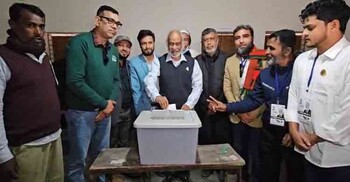 নরসিংদীতে ভোট দিলেন বিএনপির মঈন খান-খায়রুল কবির খোকন