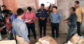 অভয়নগরে ৩১৫ কেজি পলিথিন জব্দ, ব্যবসায়ীকে জরিমানা