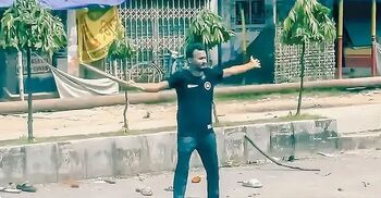 পুলিশ শটগান দিয়ে কাছ থেকে আবু সাঈদকে গুলি করে