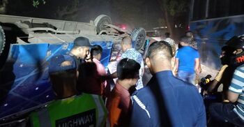 ঈশ্বরদীতে মাঝরাতে মহাসড়কে বাস উল্টে ১৬ যাত্রী আহত