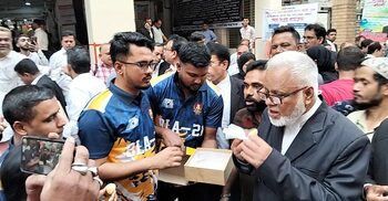 শেখ হাসিনার রায়ের পর বিএনপিপন্থি আইনজীবীদের মিষ্টি বিতরণ