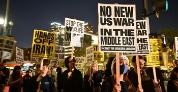 ইরানে হামলার প্রতিবাদে যুক্তরাষ্ট্রজুড়ে বিক্ষোভ