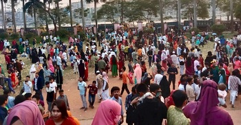 বিজয়ের দিনে আহসান মঞ্জিলে উপচে পড়া ভিড়
