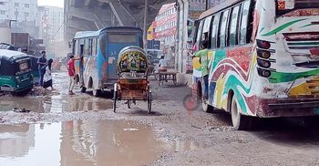 চট্টগ্রামে বিমানবন্দর সড়কে বড় বড় গর্ত, মেরামত নিয়ে রশি টানাটানি