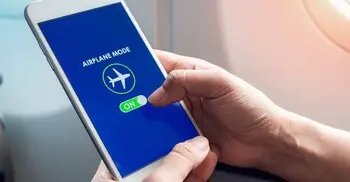 প্লেনে উঠলেই কেন ফোন এরোপ্লেন মোডে রাখতে হয়?