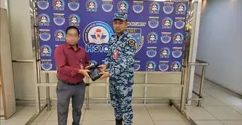 যাত্রীর ১৬ হাজার ডলারসহ পাওয়া ব্যাগ ফেরত দিলেন পরিচ্ছন্নতাকর্মী