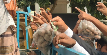 ৩৬ টাকা দরে আলু কিনতে লম্বা লাইন, ২০ মিনিটেই ট্রাক ফাঁকা