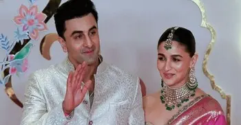 আলিয়াকে ঘিরে ধাক্কাধাক্কি, ক্ষুব্ধ রণবীর কাপুর