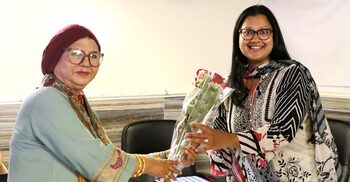 ব্রুকলিন ডিস্ট্রিক্ট সিটি কাউন্সিলর শাহানা হানিফকে ফুলেল শুভেচ্ছা