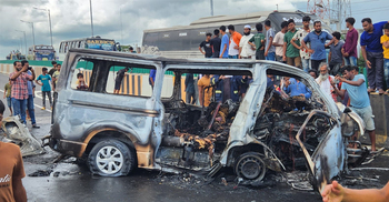 এক্সপ্রেসওয়েতে অগ্নিকাণ্ড, বাঁচলো না সেই অ্যাম্বুলেন্সের কেউই