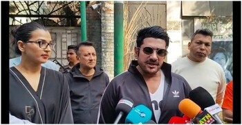 বর্ষাকে নিয়ে ভোট দিতে গিয়ে যা বললেন অনন্ত জলিল